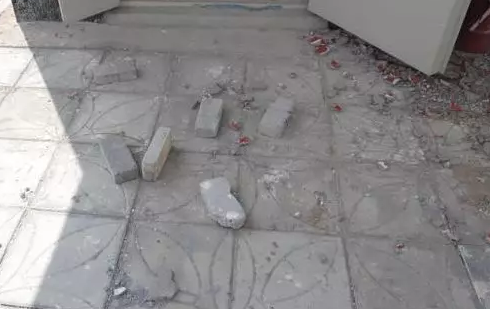 河南抛砖砸伤小学生怎么回事 河南男子27楼抛砖砸伤小学生