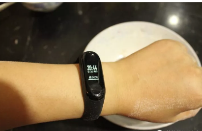 小米手环4和荣耀手环5哪个好 小米手环4和荣耀手环5对比