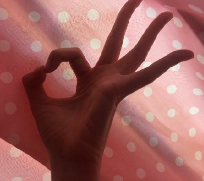 用食指和大拇指捏个心怎么做 食指和大拇指捏个心手势教程