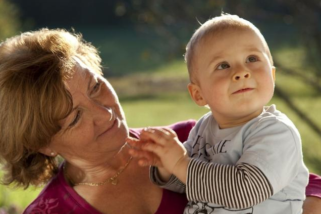 孩子是自己带还是老人带好 隔代育儿有什么弊端