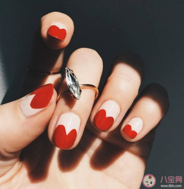 00后女大学生做宿舍美甲月入过万 做美甲是如何月入过万的