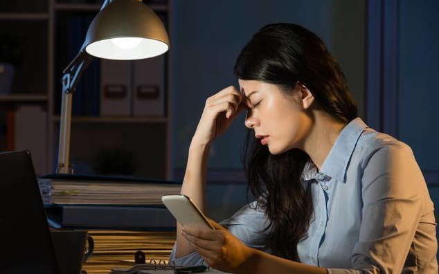 晚上几点睡觉算熬夜 熬夜时喝茶还是咖啡好