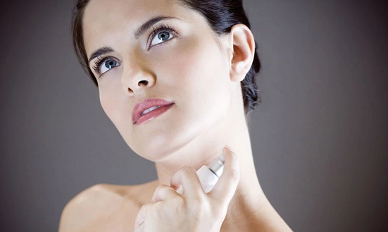 女性香水碰在哪能迅速激发男人的冲动 哪些部位喷香水能吸引男人 女性香水碰在哪能迅速激发男人的冲动 哪些部位喷香水能吸引男人