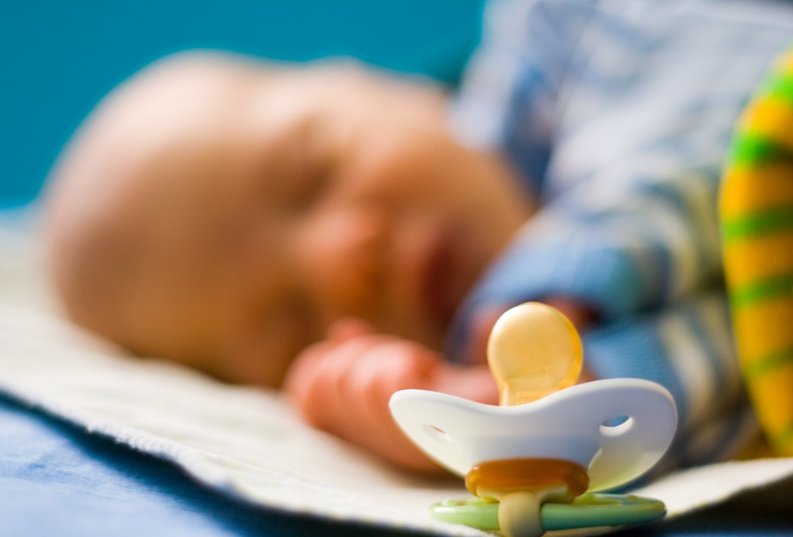 给宝宝用奶嘴有什么作用 孩子用奶嘴好处