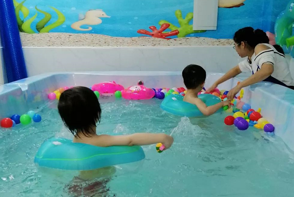 游泳纸尿裤和普通纸尿裤有什么区别 游泳纸尿裤有必要买吗