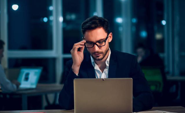 晚上几点睡觉算熬夜 熬夜时喝茶还是咖啡好