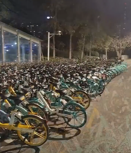 南京一地铁口被大量共享单车堵死是怎么回事 共享单车应该如何摆放