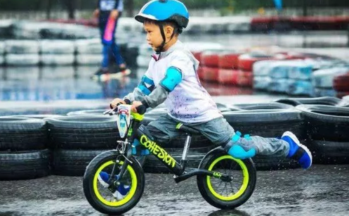 小孩骑平衡车的好处 怎么根据孩子年龄选平衡车 小孩骑平衡车的好处 怎么根据孩子年龄选平衡车