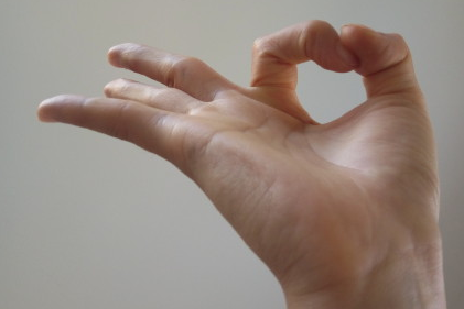 用食指和大拇指捏个心怎么做 食指和大拇指捏个心手势教程