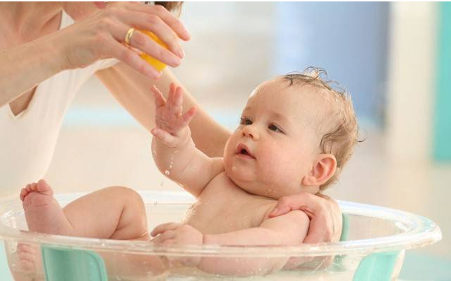 新生儿头发少是为什么 新生儿秃头正常吗