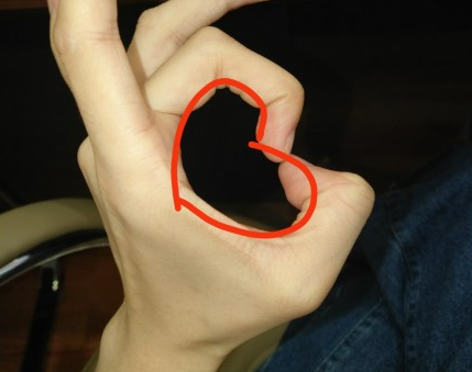 用食指和大拇指捏个心怎么做 食指和大拇指捏个心手势教程