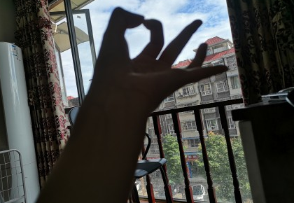 用食指和大拇指捏个心怎么做 食指和大拇指捏个心手势教程