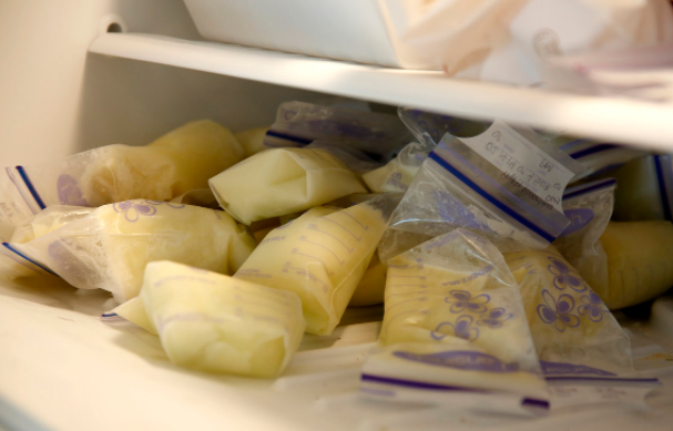 解冻后母乳变腥味可以给宝宝吃吗 母乳冷冻后怎么降低腥味