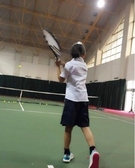 森蝶练网球双脚起泡 孩子多大适合学网球