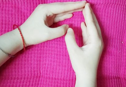 用食指和大拇指捏个心怎么做 食指和大拇指捏个心手势教程