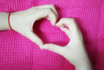 用食指和大拇指捏个心怎么做 食指和大拇指捏个心手势教程