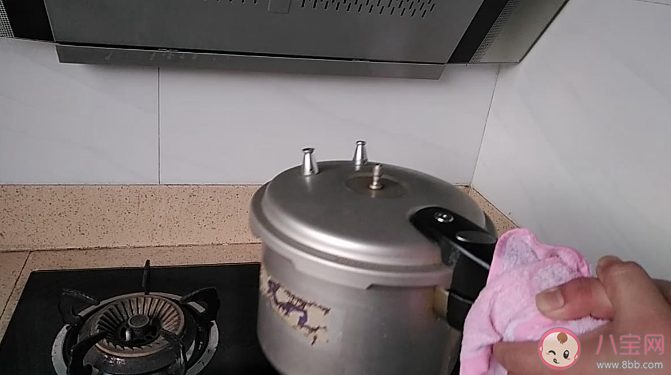 男子煮羊肉爆炸高压锅击穿屋顶是怎么回事 高压锅爆炸威力有多大