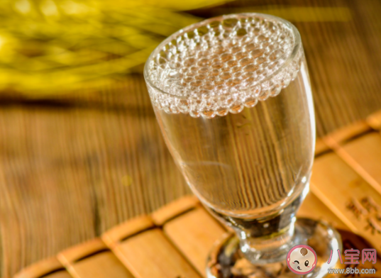 白酒为什么不得年轻人青睐 00后会消灭酒桌文化吗 白酒为什么不得年轻人青睐 00后会消灭酒桌文化吗