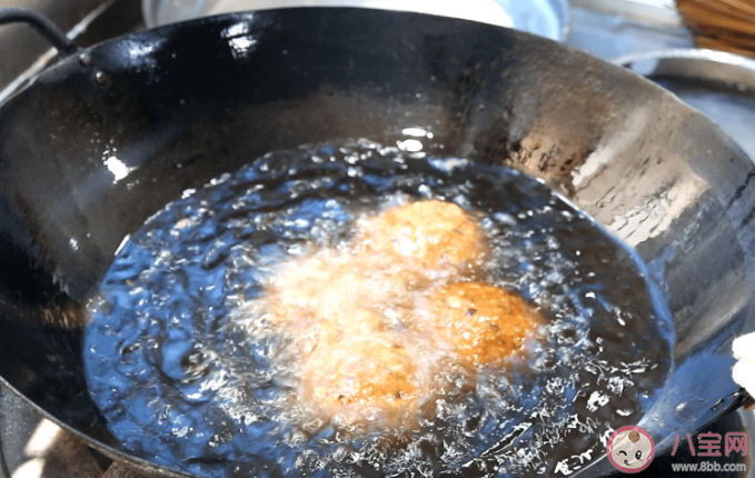 炒菜时可以放一两片蒜来测油温哪种情况代表温度合适 蚂蚁庄园1月11日答案解析 炒菜时可以放一两片蒜来测油温哪种情况代表温度合适 蚂蚁庄园1月11日答案解析