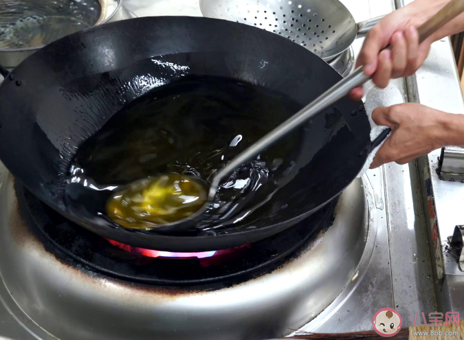 炒菜时可以放一两片蒜来测油温哪种情况代表温度合适 蚂蚁庄园1月11日答案解析 炒菜时可以放一两片蒜来测油温哪种情况代表温度合适 蚂蚁庄园1月11日答案解析