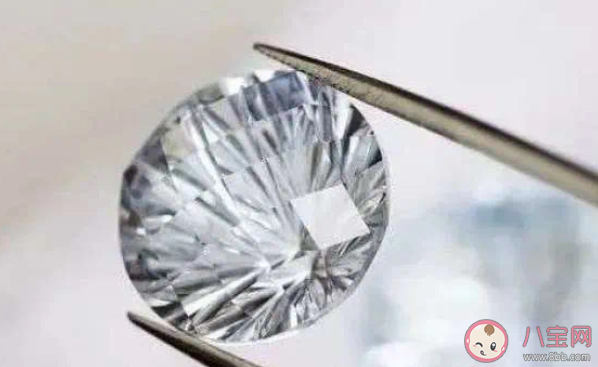 女子10年前买1.8万钻戒如今值180元 钻石为什么是贬值的