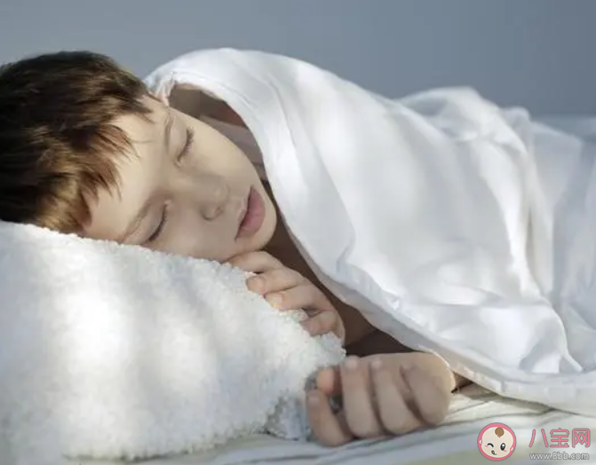 12岁男孩身高1米9爸爸站桌上测量是怎么回事 为什么现在的孩子普遍很高