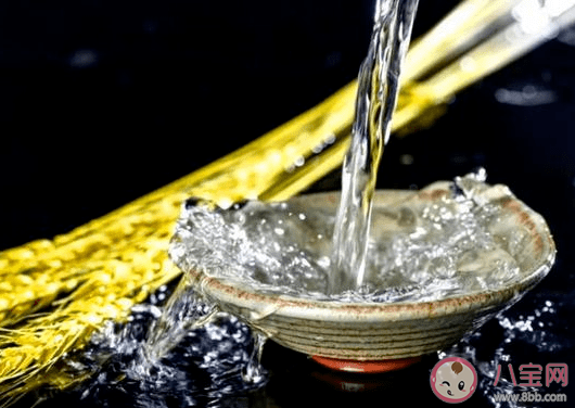 白酒为什么不得年轻人青睐 00后会消灭酒桌文化吗 白酒为什么不得年轻人青睐 00后会消灭酒桌文化吗