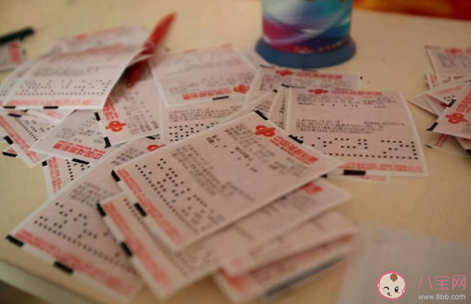 男子15元机选彩票中6122万元是真的吗 彩票机选和自选哪个中奖概率高