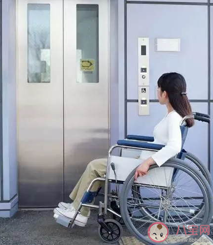 电梯装镜子的真正作用是什么 电梯为什么要装镜子 电梯装镜子的真正作用是什么 电梯为什么要装镜子