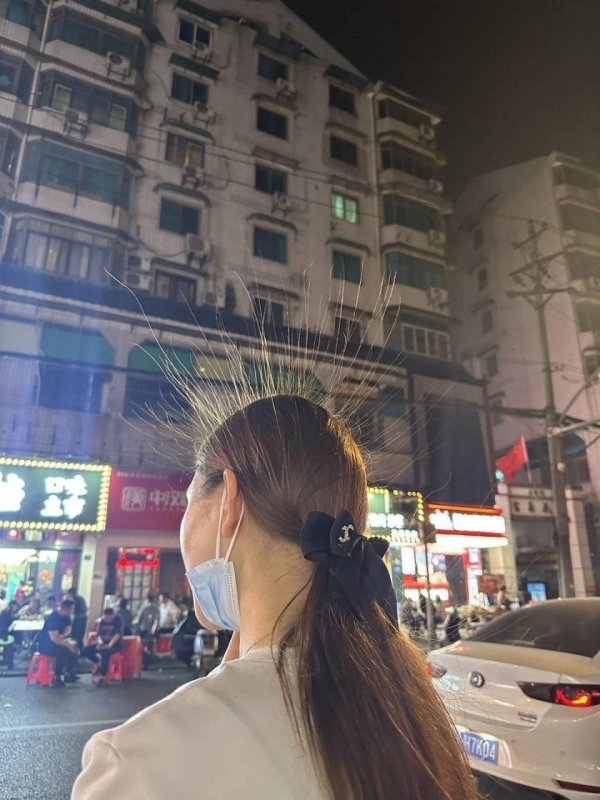 武汉一女子称在外就餐“头发竖起”，餐馆负责人：静电排烟系统出风导致，已加装铁网和地线