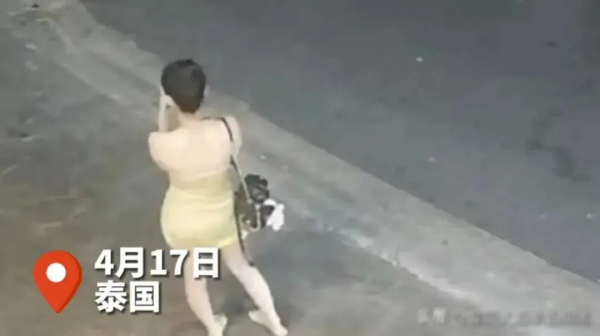 中国女孩在泰国旅游遇飞车抢劫，价值6万的名牌包被瞬间抢走，事发时大脑一片空白