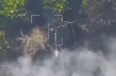 神器发威！俄军无人机摧毁乌军英制自行火炮，后者刚开炮就被发现，视频曝光