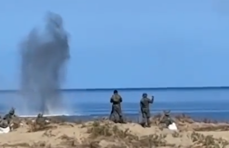 美菲两国在南海附近进行反登陆演习：士兵向模拟目标开枪，在海洋中引爆爆炸物