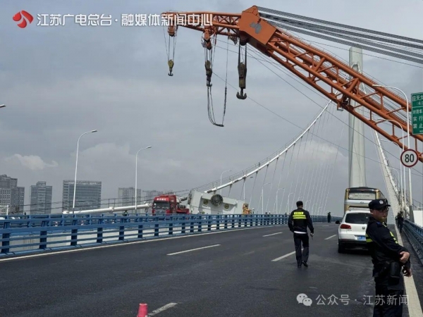南京应天大街长江隧道口一货车突然侧翻，导致交通中断，现场画面来了