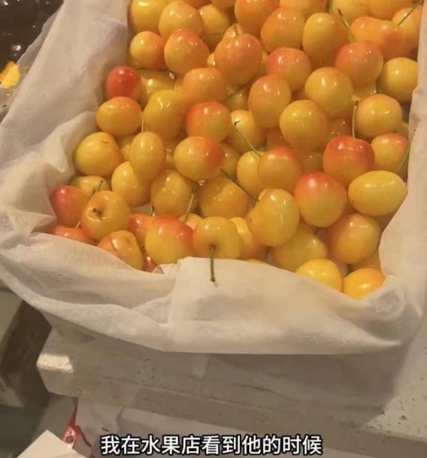 水果店樱桃350一斤，女子拿一颗要16元，网友：这樱桃非吃不可吗