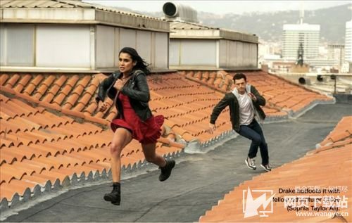 神秘海域新剧照德雷克屋顶追逐少女