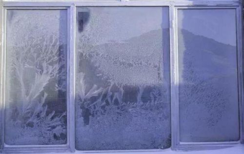 冬天玻璃上形成的冰窗花一般在窗户的哪一侧?蚂蚁庄园2月10日答案最新