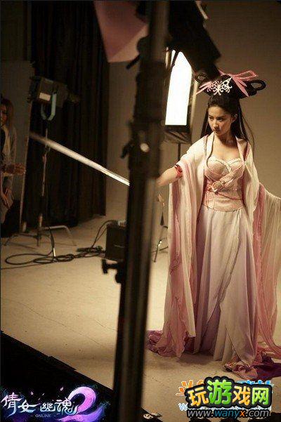 刘亦菲代言网游《倩女幽魂2》长裙摆舞犹如仙女下凡