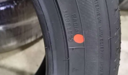 轮胎上红色点是什么东西3