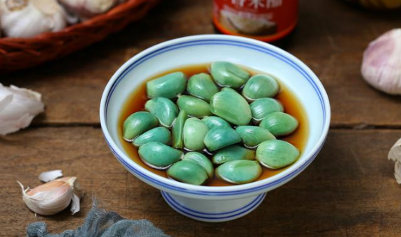 ​喝白酒可以吃腊八蒜吗3