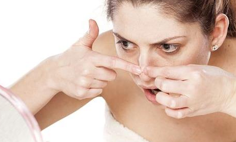 黑头挤出来了留下一个洞怎么办3