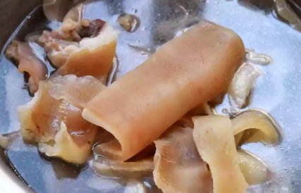 猪皮煮熟后发黑能吃吗3