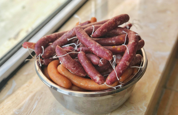 香肠放微波炉里面转几分钟就可以吃了1