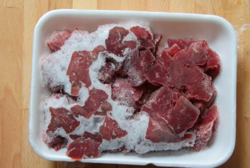 肉泡在水里解冻正确吗3