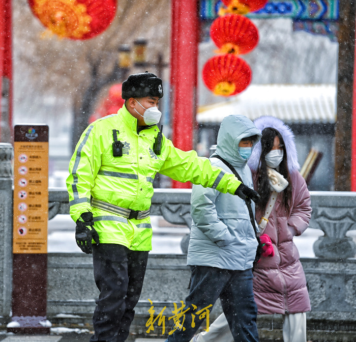 泉城迎降雪，济南交警景区值守保平安