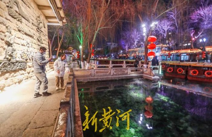 新春佳节，济南护城河畔流光溢彩