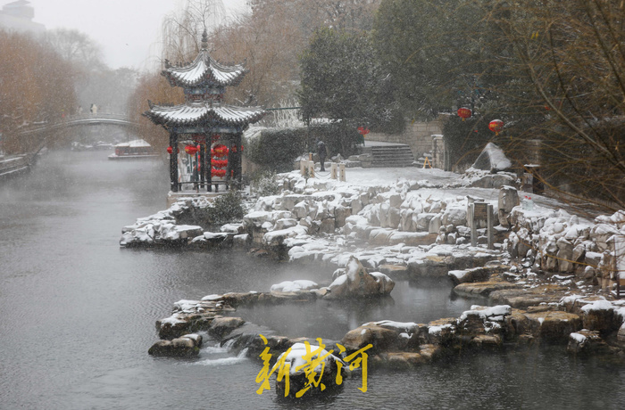 红灯笼点缀年味儿浓，济南护城河雪后美如画