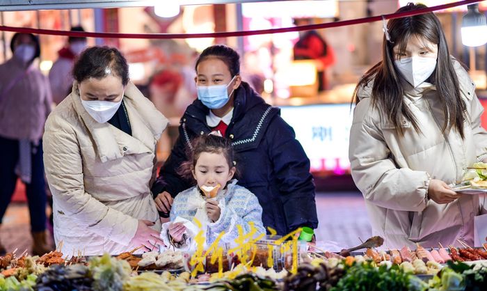 春节美食街袅袅烟火 “吃货”闻香而来