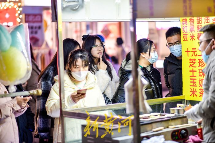 春节美食街袅袅烟火 “吃货”闻香而来