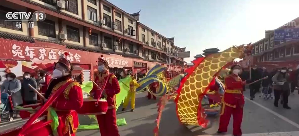 春节近 年味浓 年货市场购物忙